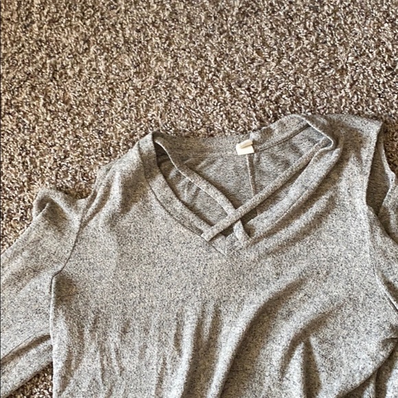 Gray sweater with cut out shoulders - Picture 2 of 2